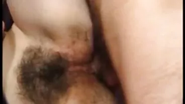 La moglie cornuta succhia un grosso cazzo nero al Gloryhole davanti al vecchie italiane troie marito