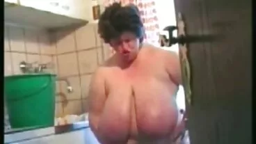 White Lady si nonne porche spoglia con la tribù nativa africana