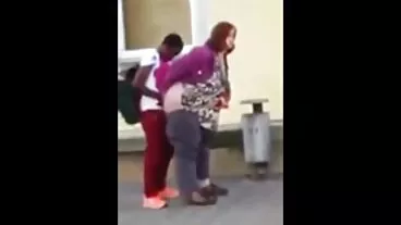 Pulcini che fumano e nonne molto porche scopano Gaint Dicks